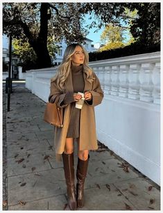 Fall into fashion with our captivating autumn outfits! Explore cozy layers, rich hues, and timeless styles to create the perfect look. Female Lawyer Fashion, Brown Boots Outfit, Outfits Formal, Stile Blair Waldorf, Lawyer Fashion, Fest Outfits, Looks Pinterest, Trench Coat Outfit, Outfit Chic