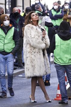 House of Gucci: Madalina Ghenea è Sophia Loren | Vanity Fair Italia Aldo Gucci, Madalina Ghenea, Mădălina Diana Ghenea, The House Of Gucci, House Of Gucci, Sable Fur Coat, Burberry Plaid, Next Fashion, Vintage Burberry