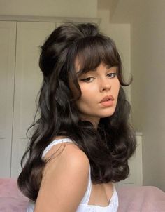 1500 Hairstyles Woman, 80s Hair Bangs, Nyfw Hairstyles, Decade Hairstyles, Footloose Hair, 60s Street Style, 60s Bangs, 1960s Hair And Makeup, 1970s Makeup