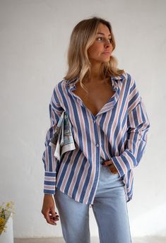 Blue Striped Sally Shirt Light Blue Collar Shirt Outfit Women, Blue Striped Button Down Shirt Outfit, Loose Shirt Outfit, Weekend Outfit Ideas, Women's Winter Fashion, Parisian Style Outfit, Parisian Women, Oufits Casual, Blue Striped Shirt