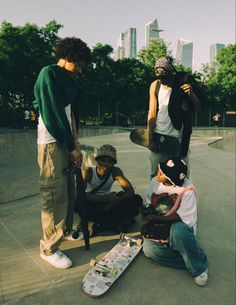 skater skating friend group Black Ppl Aesthetic, Street Skating, 90 Skater Aesthetic, Skate Streetwear, 90s Skate Style, Skater 90s Aesthetic, Skating Aesthetic Outfits, Skater Boys 90s, Skating Photography