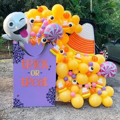 DIY Oversized Trick or Treat bag with diy candy decorations. Designed by The Creative Heart Studio Bats On Wall Decor, Outdoor Decorations Halloween, Bag Template, Halloween Balloons, Candy Theme, Halloween Outdoor, Halloween Door Decorations