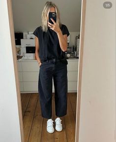 Jeans Black T Shirt Outfit, Jeans With Black Shirt Outfit, Mum Mode And Surgery, Black T Shirt Outfit Casual, Black Jeans Outfit Summer Casual, Oversized Black Shirt Outfit, Cool Mum Outfit, School Run Outfit Mum, T Shirt Jeans Outfit