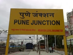 there is a yellow sign that says pune junction