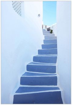 the stairs are painted blue and white