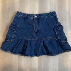 Denim Skirt Outfits Winter, 2000s Fashion Outfits Skirts, Jean Mini Skirt Outfit, 2000 Fashion Trends, Denim Pleated Skirt, 2000 Fashion, Denim Skirt Outfits, Winter Skirt Outfit, Miniskirt Outfits