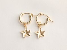 14k Gold Filled Starfish Earrings / Beach Earrings / Mermaid Earrings / Ocean Earrings / Summer Earrings / Gold Starfish / Gift for Her - 14k gold filled 10mm starfish charm - 14k gold filled 13mm flex hoops - Sold as a pair - Material: 14k Gold Filled - Hypoallergenic, nickel free and safe for sensitive skin Flex Hoop is recommended for someone looking for an earring that is easier to put on. - Material: 14k Gold Filled - Tarnish free, hypoallergenic, nickel free and safe for sensitive skin 💰 Yellow Gold Starfish Earrings For Gift, Gold Starfish Earrings Nickel Free, Ocean-inspired Yellow Gold Earrings As Gift, Gold Nickel-free Starfish Earrings, Starfish Charm Drop Earrings As Gift, Nickel-free Gold Starfish Earrings, Starfish Charm Drop Earrings For Gift, Yellow Gold Ocean-inspired Earrings For Gift, Nickel Free Gold Ocean-inspired Earrings