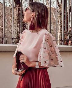 Lovely spring ❤ @cristinasurdu 🌸 #fashion #fashionista #fashionistas #fashiongram #fashionblogger #fashionable #fashionstyle #style… Áo Blu, Sleeves Designs For Dresses, فستان سهرة, Designs For Dresses, Moda Vintage, Indian Designer Wear, Mode Inspiration, Fashion Tops, Look Fashion