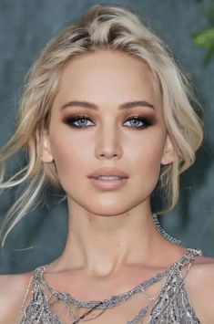 Peachy Glowy Makeup Look, Celebrity Smokey Eye, Blue Eye Pale Skin Makeup, Style Very Long Hair, Eye Makeup For Blondes With Blue Eyes, Smokey Makeup Blue Eyes, Smokey Eye For Blondes, Moody Wedding Makeup Blue Eyes, Soft Glam Hooded Eye Makeup