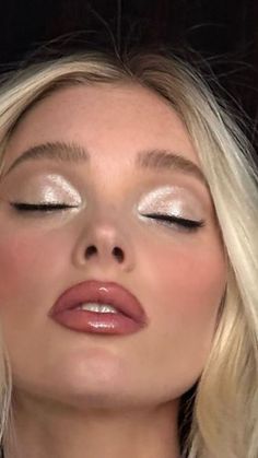 Aesthetic Prom Makeup Looks, Make Up For Events, Makeup Ideas For Party Night, Beauty And The Beast Make Up Ideas, Cool Girl Makeup Looks, One Eyeshadow Look Simple, Beauty And The Beast Make Up, Night Eyeshadow Looks, Simple Silver Makeup Looks