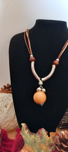 Quieres hacer un bonito regalo?? Sencillo y elegante cuello. Con diferentes tipos de abalorios, metálicos, maderas. Hand Made ENVIO SIEMPRE CERTIFICADO EL IMPORTE MINIMO DE GASTOS DE ENVIO PARA PENINSULA ES 4.80€ EN CORREOS. FUERA DE LA PENINSULA Y EXTRANJERO 7€.Gracias.. Elegant Adjustable Necklace With Wooden Beads, Elegant Adjustable Wooden Beads Necklace, Elegant Brown Metal Beaded Necklace, Chain Styles, Choker Necklace, Collar, Handmade Items, Jewelry Necklaces, Accessory Gift