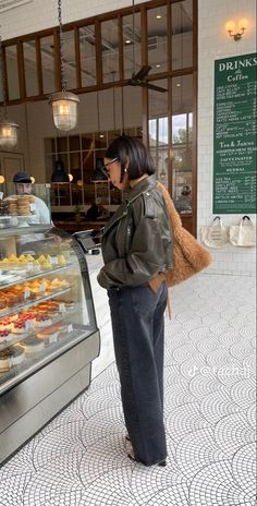 Black Miami Outfit, Emy Moore Outfit, Classy Outfits Casual, Scarves Outfits, Miami Street, Black Ootd, Japan Summer, 2023 Clothing, Work Fits