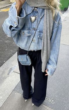 the suble hint of silver. the SHOES #pointedtoekittenheels #scandinavian #style #FASHION #denim #chanel 40s Mode, Looks Jeans, Mode Hippie, Double Denim, Looks Street Style, Outfit Trends, 가을 패션, Life Time