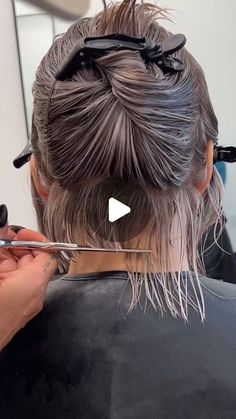 ARC Scissors on Instagram: "💬 DO YOU OFFER THIS SERVICE? @rachelwstylist shows us how she removes a widow's peak (with client permission!). Learn WHY she does below... 💬 COMMENT "PHANTOM II" and we will DM you more information about Rachel's favorite scissors! ARTIST: @arcscissors Artistic Team Member @rachelwstylist SCISSOR: @arcscissors PHANTOM II Cleaning up little bits like a widow's peak can help bangs and the entire haircut lay flat: "I also clean up neckline cowlicks when cutting Bobs or Pixies, so the neckline perimeter can lay down and not kick out," Rachel shares. WHY IS RACHEL'S GO-TO THE PHANTOM II? @rachelwstylist says they are "seriously my favorite scissors because of their versatility to cut on wet-to-dry hair, and [they are] designed to cut on the axis of the blade 🙌🏼 Rachel Haircut, Messy Bob Haircut, Fine Flat Hair, How To Cut Your Own Hair, Widow's Peak, Corte Bob, How To Curl Short Hair, Flat Hair, Short Hair Over 60