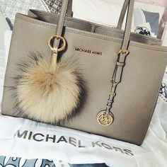 Michael Kors Fall 2015 Ready-to-Wear - Collection #Michael #Kors #Handbags I have this handbag as well in he color Nickel I LOVE IT!!!!! Michael Kors Fall, Michael Kors Designer, Michael Kors Clutch