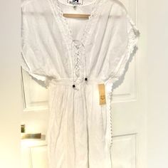 Adorable, White Beach, Cover-Up Style Dress. With Embroidered Accents On The Side And Front V-Neck Deal With Tags. Made By Surf Style An Ethnic Company. Cotton V-neck Cover-up For Day Out, V-neck Cotton Cover-up For Day Out, Casual Cotton V-neck Cover-up, Short Sleeve Dress With Lace Trim For Beach, Casual V-neck Cotton Cover-up, Spring V-neck Beach Dress With Lace Trim, Casual Lace Trim Dress For Beach Cover-up, Casual Lace Trim Dress For Beach, Casual White V-neck Beach Dress