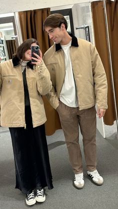 Carhartt detroit jacket couple Beige Carhartt Jacket Outfit, Carhartt Detroit Jacket Outfit Men, Detroit Jacket Outfit Men, Carhartt Jacket Outfit Men, Adidas Samba Outfit Mens, Carhartt Jacket Men