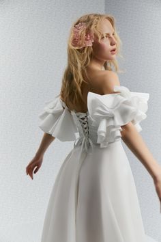 This wedding corset features a stunning bodice draped in luxurious taffeta fabric, exuding an air of elegance and femininity. The delicate sleeves come with elastic ruffle straps, adding a touch of whimsical charm to your wedding look. The lacing at the back not only ensures a perfect fit but also lends a romantic allure. Wedding Corset, Bridal Corset, Wedding Look, Corsets, Perfect Match, Your Perfect, The Magic, Elastic