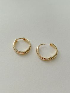 Minimalist Gold Huggie Hoop Earrings. ✦ Material : High quality brass with gold plating ✦ Dimensions : W20mm X L20mm X T3.8mm ✦ This is our new range of Etsy exclusive collection. ~ Jewellery Care 1. Keep your jewellery away from chemicals such as perfume, makeup, sun-cream, body lotion, and nail polish remover.   2. Keep your jewellery away from water where possible. Remove it before swimming, showering, exercising, etc. 3. Try not to rub your jewellery, and remember to remove it before sleepin Simple Gold Huggie Hoop Earrings, Gold Huggie Hoop Earrings, Hoop Earrings Large, Gold Huggie Earrings, Gold Huggies, Cream Body, Diamond Stacking Rings, Polish Remover, Hand Model