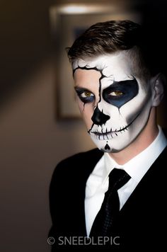 Halloween Facepainting Men, Dia De Los Muertos Make Up For Men, Mens Dia De Los Muertos Makeup Ideas, Male Sugar Skull Makeup, Mens Sugar Skull Makeup, Dia De Los Muertos Makeup Ideas For Men, Half Skull Makeup Men, Male Skeleton Makeup, Mens Halloween Makeup Guys