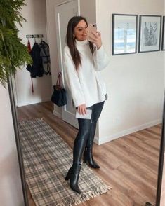 What to Wear With Leather Leggings: 20 Leather Leggings Outfit Ideas Leather Leggings Outfit Fall, What To Wear With Leather Leggings, Black Leather Leggings Outfit, Christmas Clothing Ideas, Faux Leather Leggings Outfit, Outfits Leggins, Cold Weather Leggings, Legging Outfit, Leggings Outfit Winter