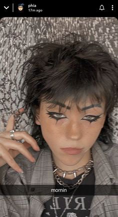 Hot Eyeliner Looks, Bold Makeup Ideas, Male Emo Makeup, Alt Boy Makeup, Hot Emo Makeup, Zach Varmitech, Male Eyeliner