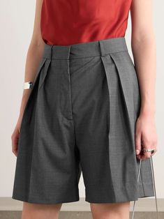 Elegant Formal Shorts With Belt Loops, Classic Short Wool Bottoms, Chic Formal Shorts With Short Inseam, Chic Wide Leg Shorts With Belt Loops, Tailored Formal Shorts, Tailored Elegant Shorts, Elegant Tailored Shorts, Chic High Waist Formal Shorts, Tailored Elegant Formal Shorts