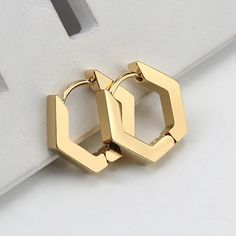 Showcasing charming heart designs, these huggie earrings are crafted from sleek stainless steel, adding a touch of modern elegance to any outfit. A perfect accessory for those who love classic and understated jewelry. Geometric Hoop Earrings, Bracelet Viking, Hoop Earrings Style, Trendy Earrings, Girls Jewelry, Geometric Earrings, Fun Earrings, Gorgeous Earrings, Jewelry Party