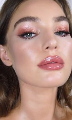 Debutant Makeup Look, Glowy Pink Makeup Look, Classy Glowy Makeup, Makeup Dewy Glow, Dewy Pink Makeup Look, Pink Makeup For Blue Eyes, Glossy Look Makeup, Glossy Dewy Makeup, Glowy Makeup For Wedding