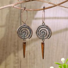 Pair Of Vintage Boho Spiral Dangle Earrings Eardrop Length: 3 Inches (7.5 Cm) Width: 1 Inch (2.5 Cm) Wire Jewelry Earrings, Organic Earrings, Hammered Jewelry, Earthy Jewelry, Dangle Earrings Boho, Beaded Earrings Tutorials, Jewelry Design Inspiration, Earrings Handmade Dangle, Artisan Earrings