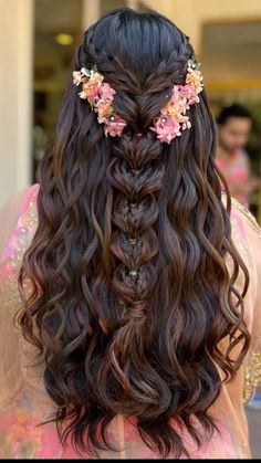 Long Hairstyles For Indian Wedding, Hair Styles For Indian Wedding Saris, Lehenga Open Hairstyles, Indian Mehendi Hairstyle, Open Hair Bride Hairstyle, Haldi Open Hairstyles For Bride, Indian Marriage Hairstyle, Bridal Mehendi Hairstyles, Lehenga With Hairstyle