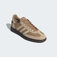 Brown Adidas Shoes, Spezial Shoes, Brown Adidas, Adidas Handball Spezial, Adidas Handball, Indoor Sports, Walk This Way, Shoes Brown, Adidas Online