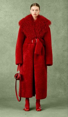 Smart Fashion, Vintage Street Style, Red Outfits, Mode Inspo, Look Vintage, Fashion Mode, Mode Inspiration, Fur Collar, Holiday Collection