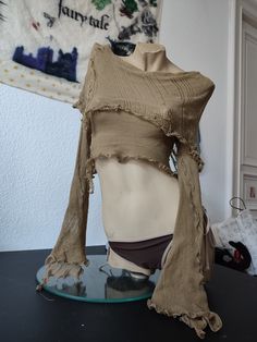 a mannequin is dressed up like a top with ruffles on it