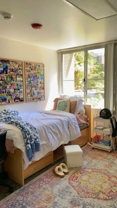 Preppy Dorm Room Ideas, Single Dorm Room, Dorm Room Items, Dorm Room Rugs, Dorm Room Layouts, Pink Dorm Rooms, Preppy Dorm Room, Small Dorm Room