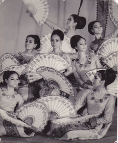 Vintage Bayanihan Dance Troupe MT The Pearl #vintage #oldphoto #Philippines #Pilipinas #Filipino #Filipina #Pinoy #Philippine #Asia #Asian Filipino Clothing, Philippines Fashion, Filipino Fashion, Filipino Tattoos