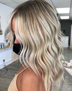 Root Stretch Hair, Root Shadow Blonde, Shadow Roots Hair, Shadow Roots, Root Stretch, Root Shadow, Root Smudge, Yellow Blonde, Shadow Root