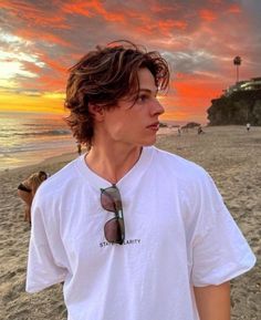 Hot Boyfriend Hair, Brunette Guy Aesthetic, Hot Boyfriend Haircut, Cute Brunette Guys, Brunette Guy, Brunette Guys, Boyfriend Haircut, Beach Hairstyles Men, Sam Dezz