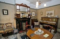 an old fashioned living room with antique furniture and antiques on display in the centerpiece