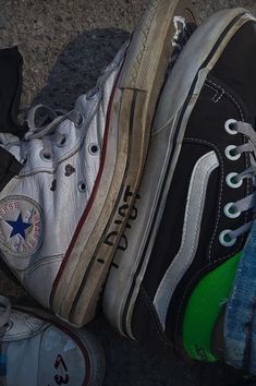 Converse Wallpaper, Vans Aesthetic, Converse Aesthetic, Black Converse, My Shoes, Foto Ideas Instagram, Diy Shoes, Aesthetic Grunge