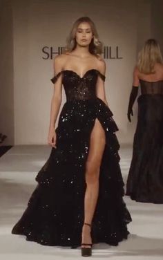 She Is The Moment, Prom Dresses With Pockets, Stunning Prom Dresses, Braut Make-up, Looks Party, Black Prom Dress