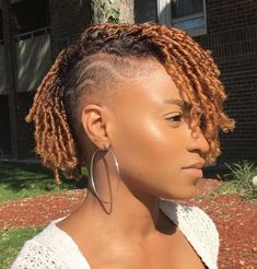 Half Shaved Asymmetrical Natural Hairstyle Natural Golden Blonde, Combover Hairstyles, Short Natural Curls, Short Textured Hair, Shaved Design, Natural Afro