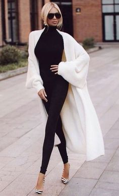 #Winter#WinterOutfits#Fashion2024#SeasonalFashion#WinterTrends#StyleTips#ColdWeatherOutfits#Skirts#Layering#MidiSkirtsIdeas#OutFitIdeas#WinterFashion#WinterOutfitsAesthetic#WinterOutfitsKorean#WinterOutfitsForWomen#ChristmasOutfit Business Lady, Long Sweater Coat, Walking Down The Street, Classy Winter Outfits, Paris Chic, Fashion Addict, Insta Fashion