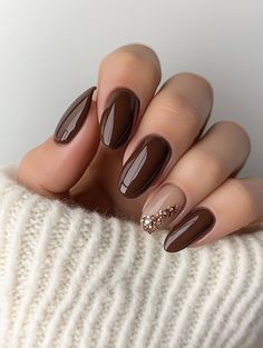 #SettembreReset Brown Nails With Brown Tips, Fall Nail Colors Oval Shape, Dip Nails Ideas For November, Chocolate Mocha Nails, Brown Nails Thanksgiving, Cute And Simple Almond Nails, Malaga Wine Nails Design, October Nail Inspo 2024, Fall French Dip Nails