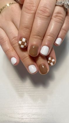 Brown and white checkered nails Brown And White Gel Nails, Nail Inspo Almond Checkered, Short Nail Designs Brown And White, Fall Nails Ideas Autumn Checkered, Simple Brown And White Nails, Cute Nails Acrylic Thanksgiving, Schlack Nails Ideas, Winter Checkered Nails, Short Nails Checkered