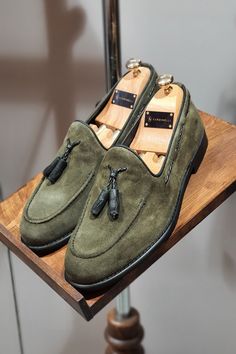 Milwaukee Suade Leather Loafer Green – BOJONI Green Loafers, Gents Shoes, Gentleman Shoes, Leather Loafer Shoes, Suede Tassel, Tassel Loafers, High Quality Shoes, Shoe Gifts, Green Suede