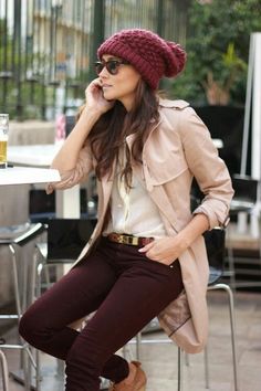 blazer guinda con pantalon demmi - Buscar con Google Burgundy Pants, Paris Mode, Tres Chic, Mode Inspiration, Fall Winter Outfits, Street Styles, Outfits Casuales