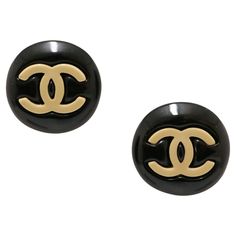 Wonderful vintage CHANEL clips in black resin Condition: very good Made in France Model : clip-on earrings Material: resin Color: black, beige Back : gold-plated metal with cryptogram Year: Autumn/Winter 1995 Dimensions: 3 cm diameter Elegant Black Jewelry With Gold-tone Logo Plaque, Luxury Black Jewelry With Gold-tone Logo Plaque, Luxury Black Jewelry With Gold-tone Logo, Designer Black Clip-on Earrings, Vintage Black Enamel Clip-on Earrings, Black Vintage Clip-on Earrings, Designer Black Clip-on Jewelry, Classic Black Clip-on Earrings For Formal Occasions, Chanel Stud Earrings