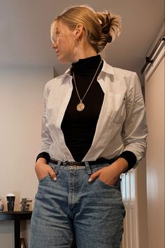 Style Black Button Up Shirt, White Button Down Shirt Outfit Formal, Button Down Over Turtleneck, Outfit Ideas For Skinnies, Button Up Shirt Turtleneck Outfit, Black Turtleneck White Button Down, How To Layer White Shirt, Jeans And Black Belt Outfit, White Shirt Outfit And Jeans