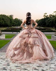 Quince Dress With Train, Blush And Gold Quinceanera Dress, 15 Heels Quinceanera, Quinceanera Dresses Dusty Rose, Rose Gold Quinceanera Theme Dresses, Rosa Gold Quinceañera Dress, Gold Rose Quinceañera Dress, Quince Dresses Blush Pink, Fairytale Quince Dress